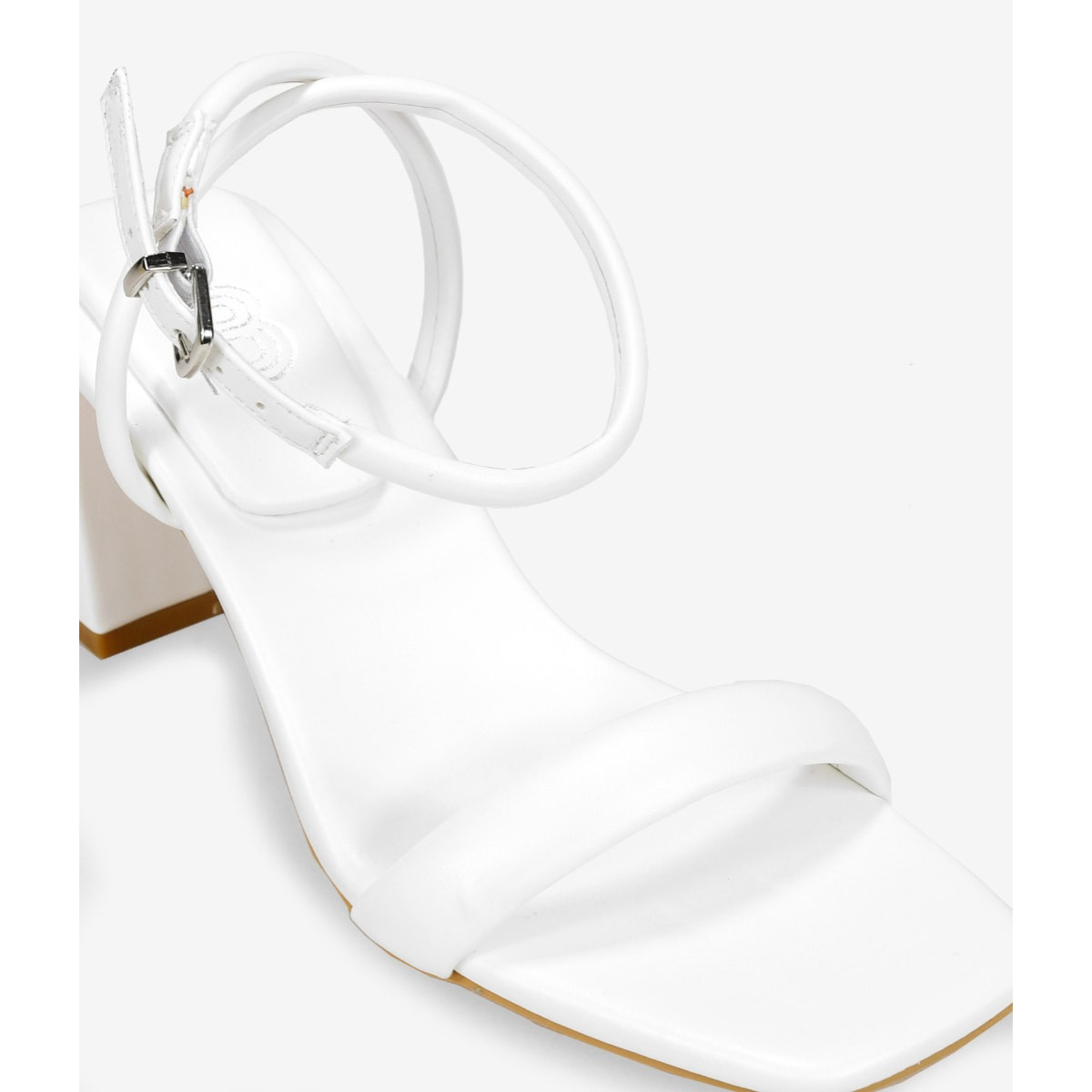 Sandalias blancas con tacón