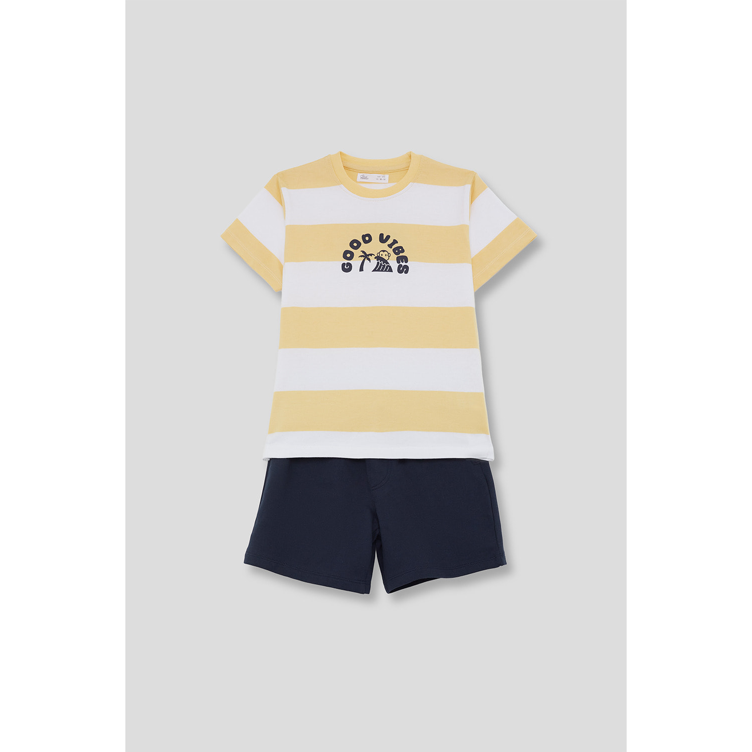 Conjunto Camiseta de Rayas Anchas con Estampado Good Vibes Surfero y Shorts Lisos | Color: Amarillo claro | Street Monkey