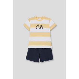 Conjunto Camiseta de Rayas Anchas con Estampado Good Vibes Surfero y Shorts Lisos | Color: Amarillo claro | Street Monkey