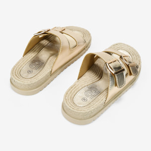 Sandalias planas doradas con hebillas metálicas
