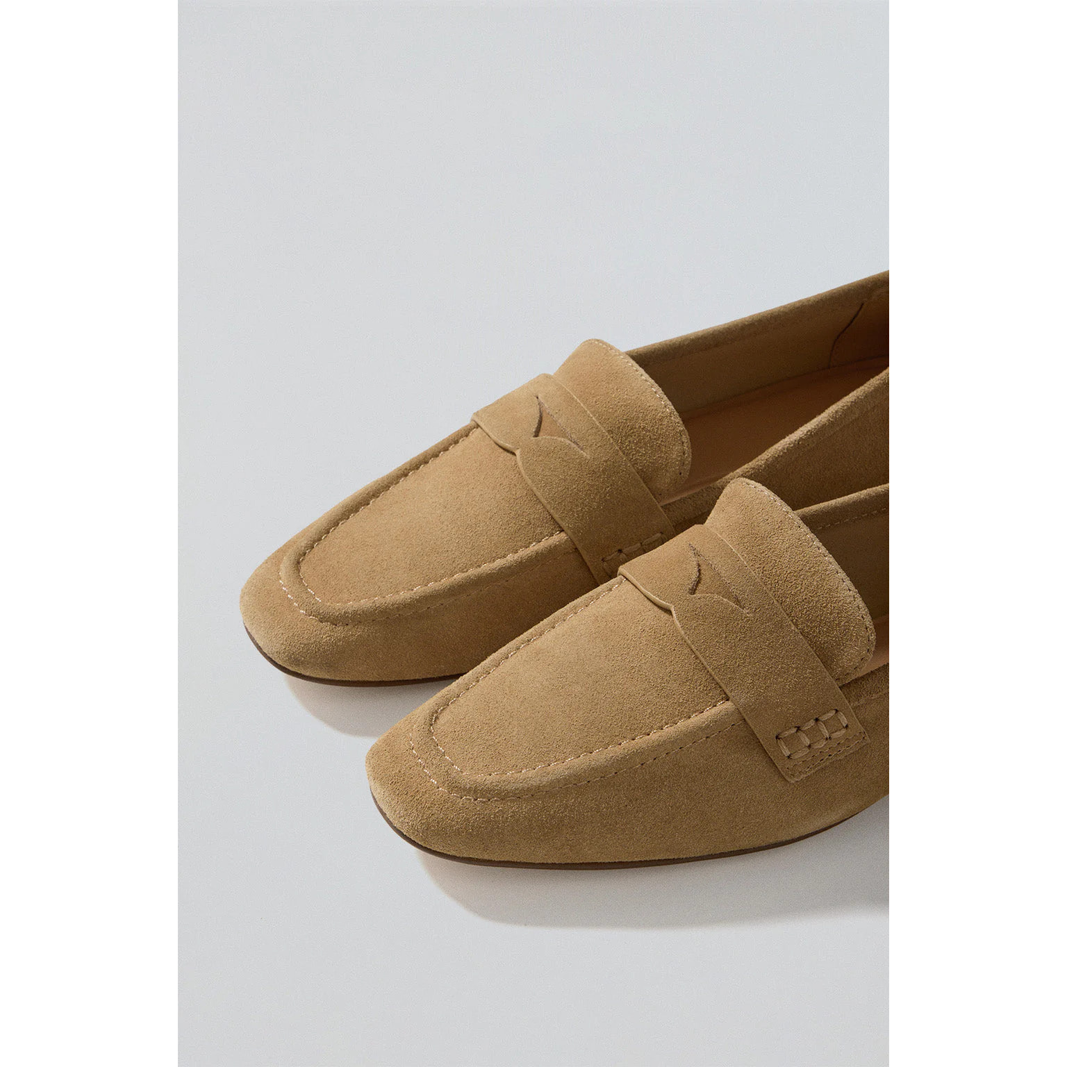 Mocasin Antonella camel de serraje con detalle metálico