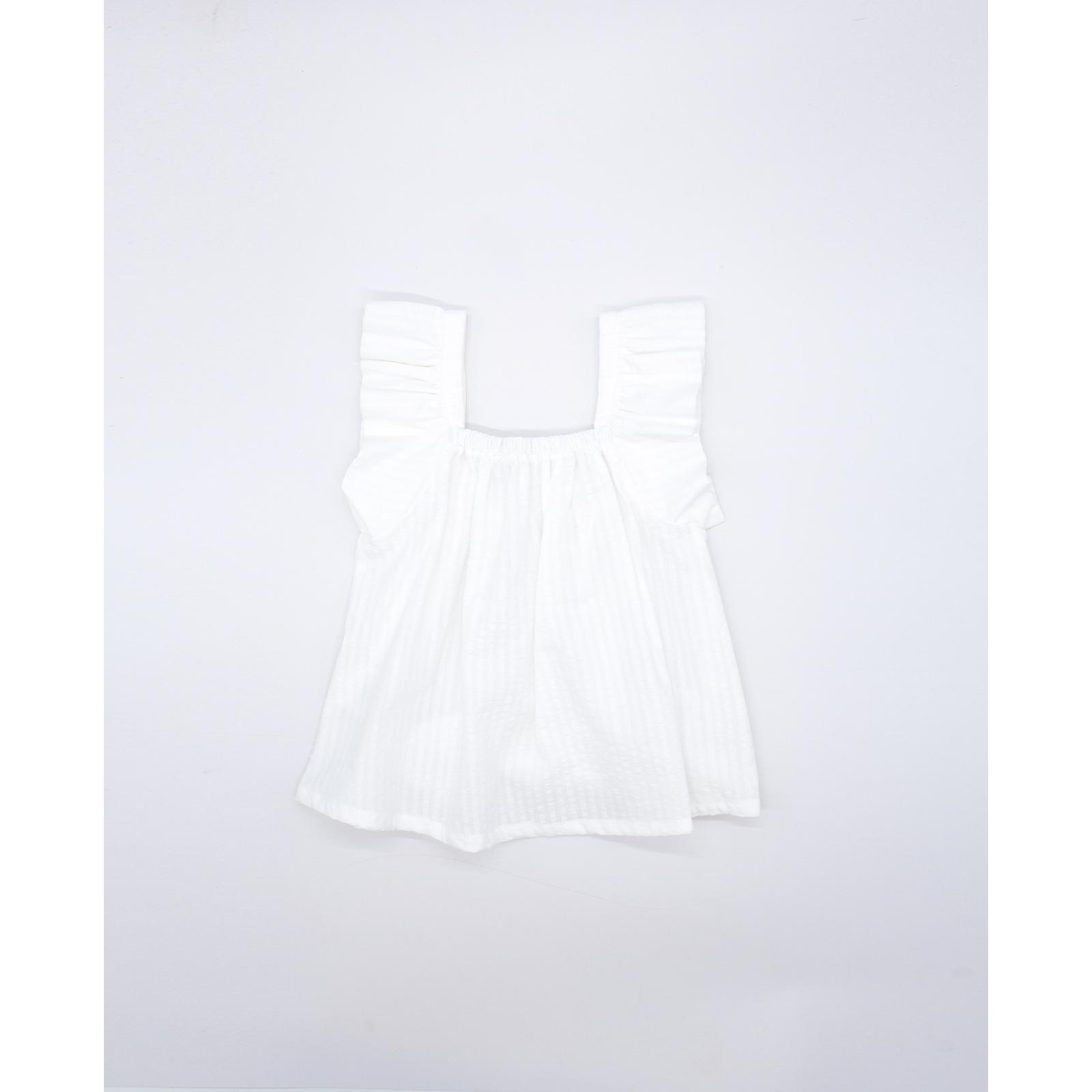 Blusa blanca. Fruncida en la parte superior, con volantes en las sisas.