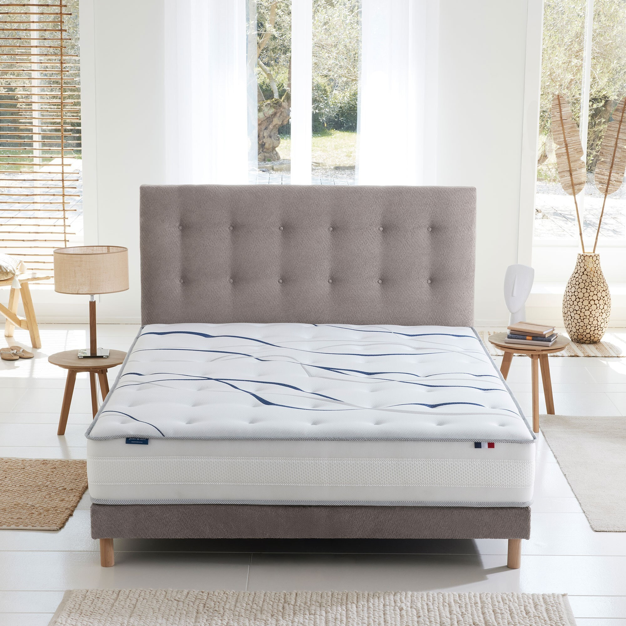 Ensemble matelas mousse HD NUVIA avec sommier et tête de lit, chenille bouclettes gris clair