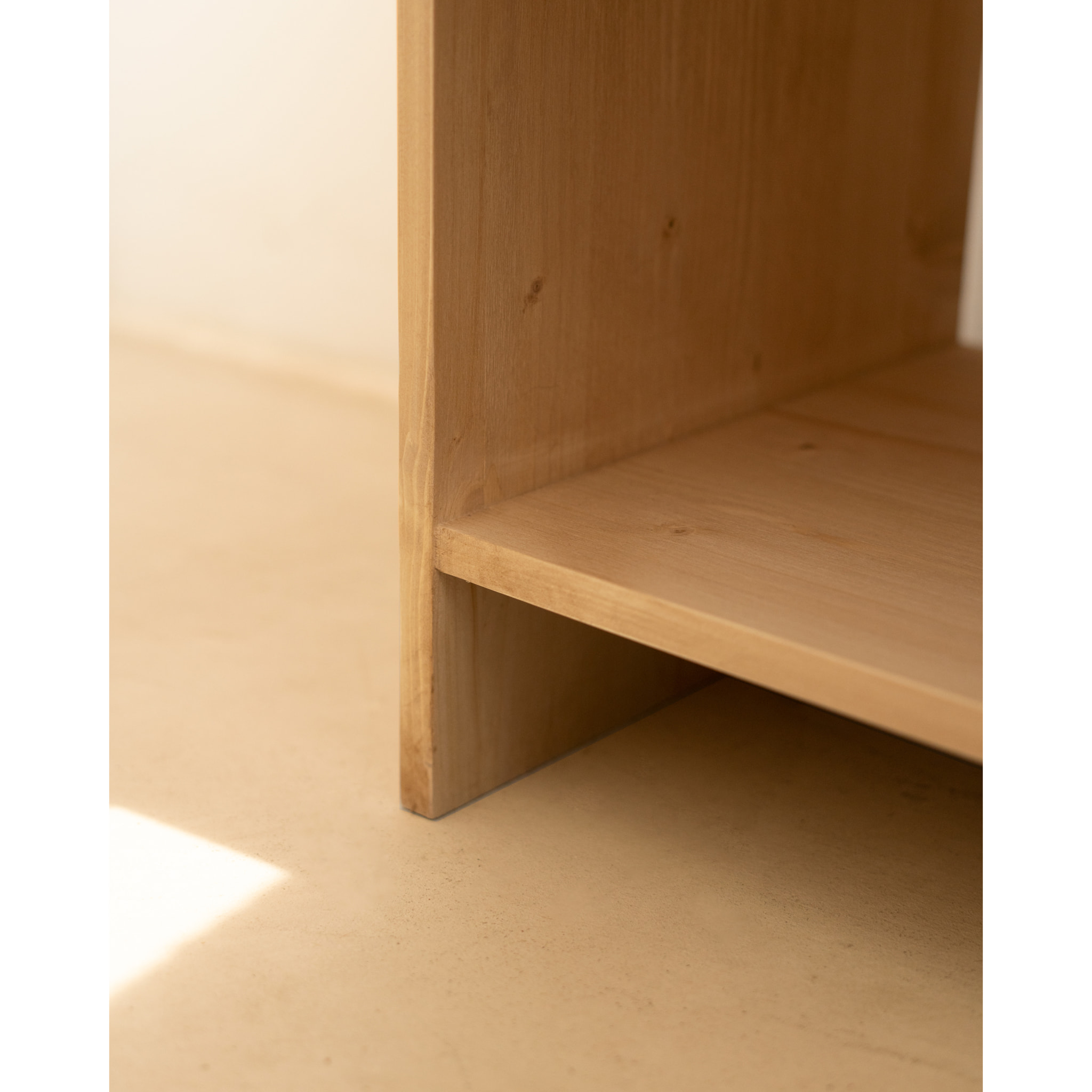 Pack de 2 mesitas de madera maciza con un cajón en tono roble medio de varias medidas