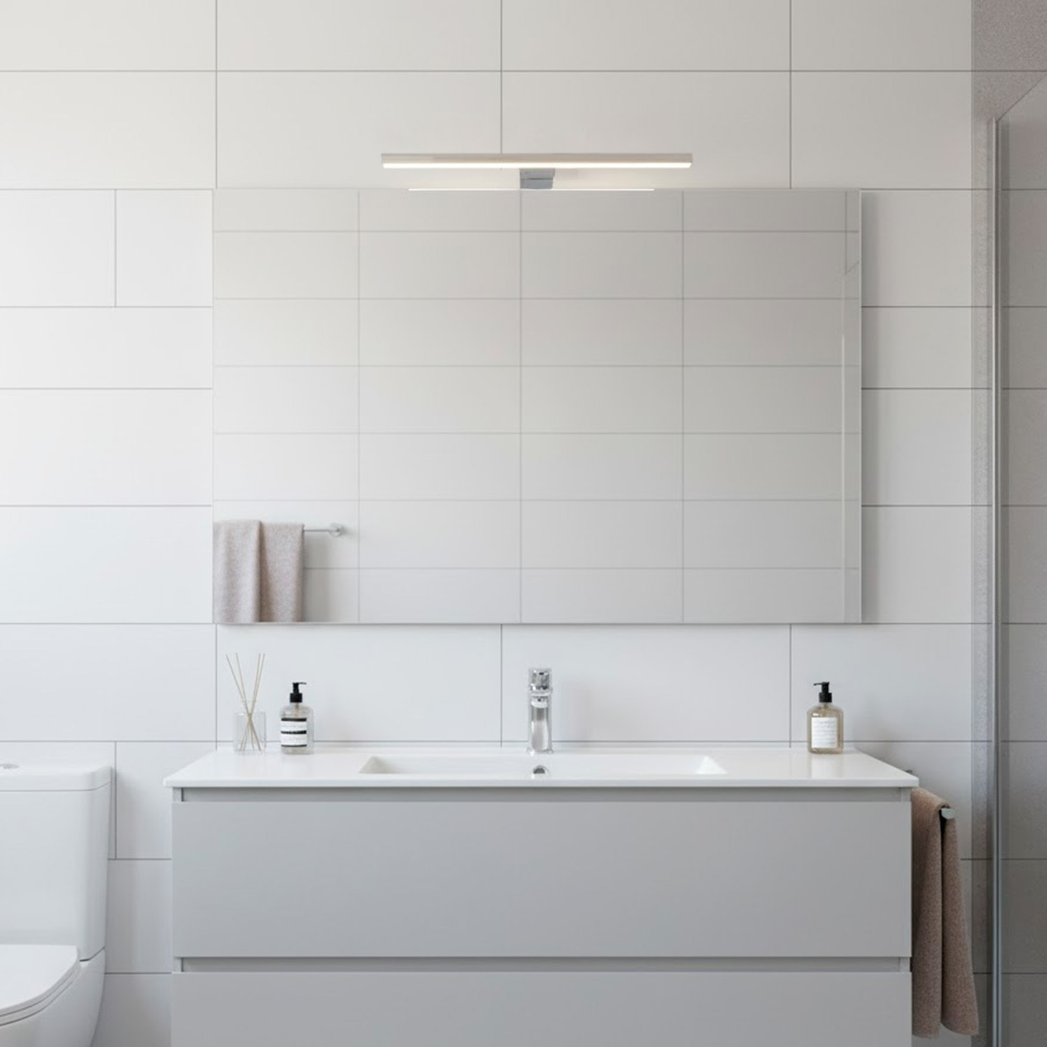 Applique LED 30 cm Da 5.4 Watt in ABS Cromato Luce Fredda 6000K IP44 Installazione su Bordo Specchio Illuminazione Uniforme Anti Riflesso Argento