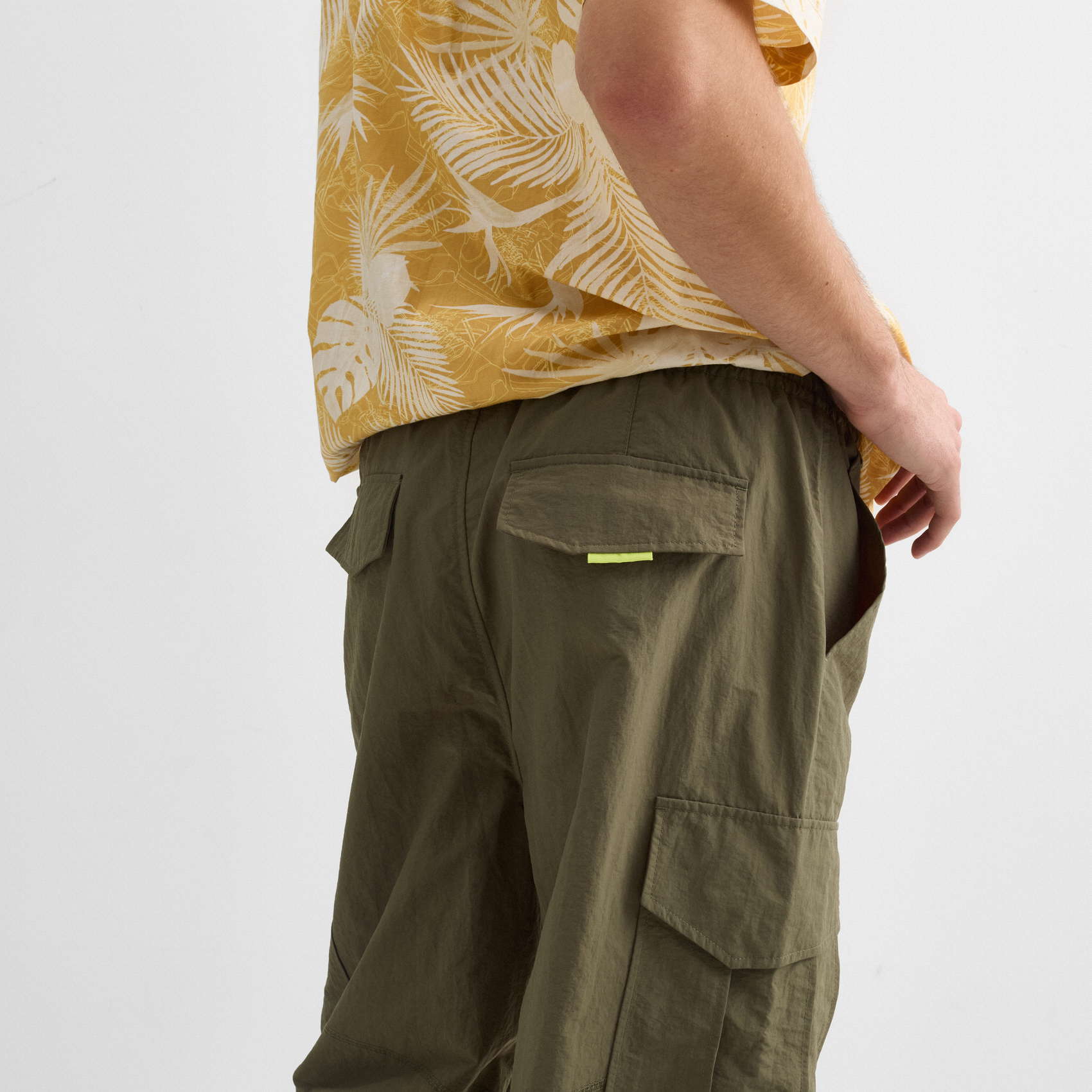 Pantalón MUNICH cargo gang streetwear de nylon caqui