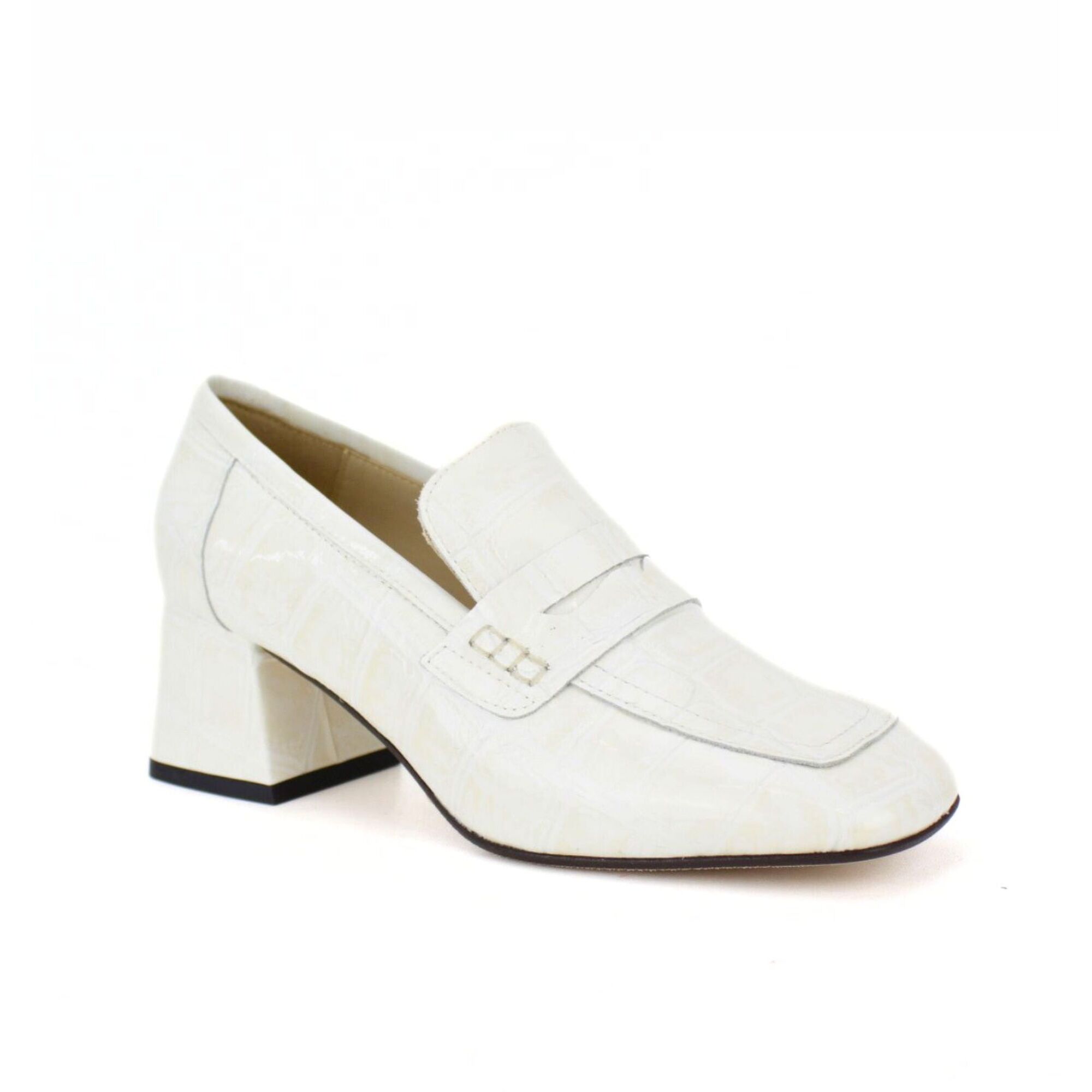 Salón blanco. Tacón 5 cm.