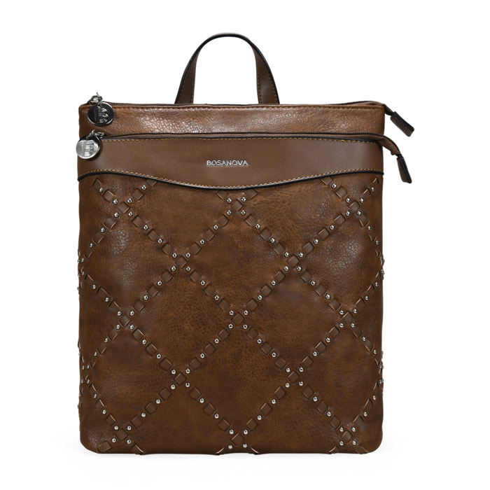 Mochila marrón con doble cremallera y tachas