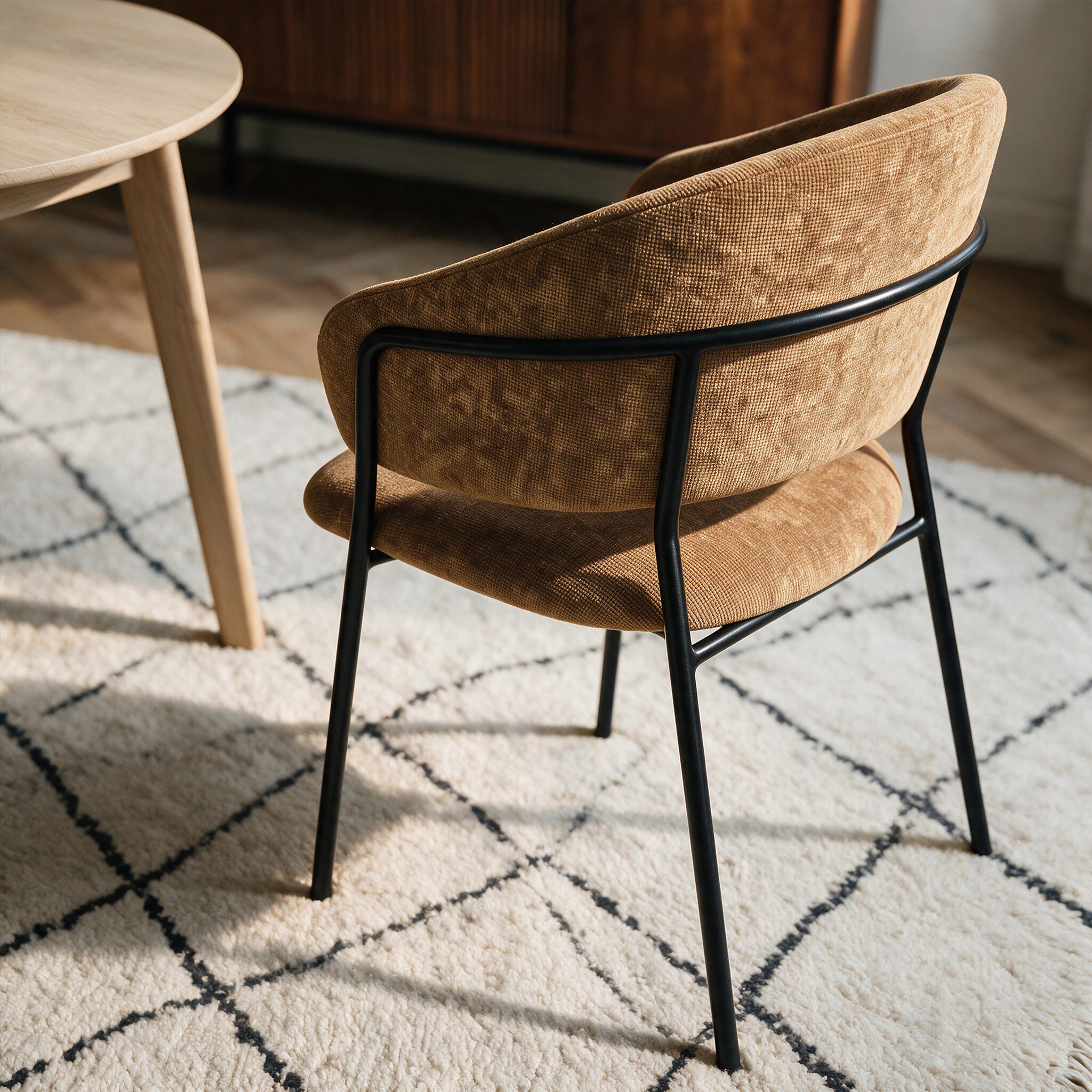 Lot de 2 chaises en tissu caramel et pieds en métal noir - Amaya