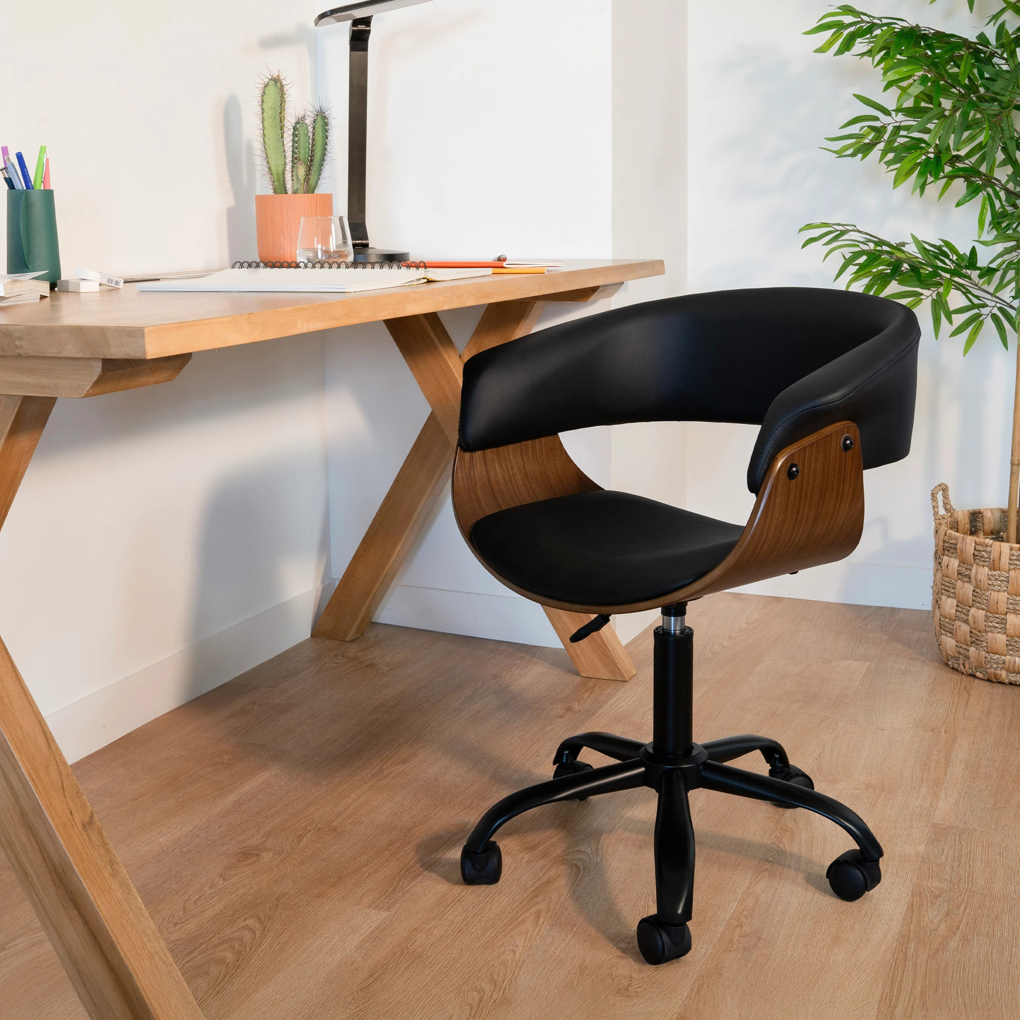 Chaise de bureau pivotante sur roulettes en bois et PU noir - Basile