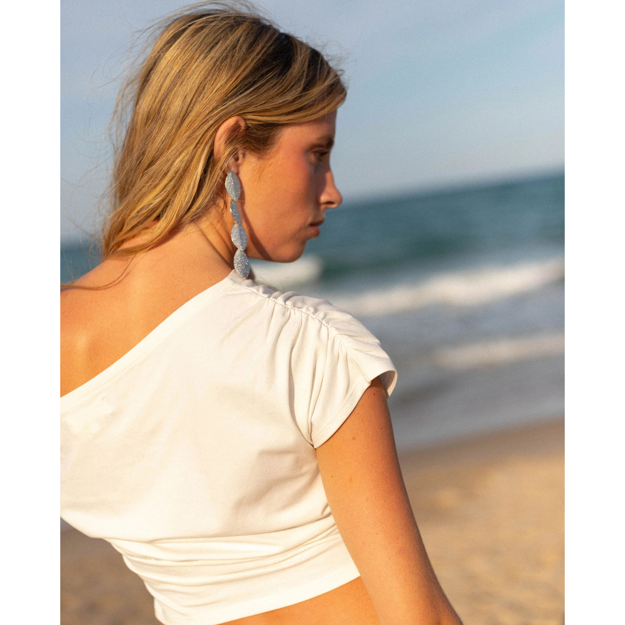 Top de mujer asimétrico con corte crop ajustado.