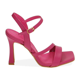 Sandalias fucsia con puntera cuadrada y tacón de 10 cm.