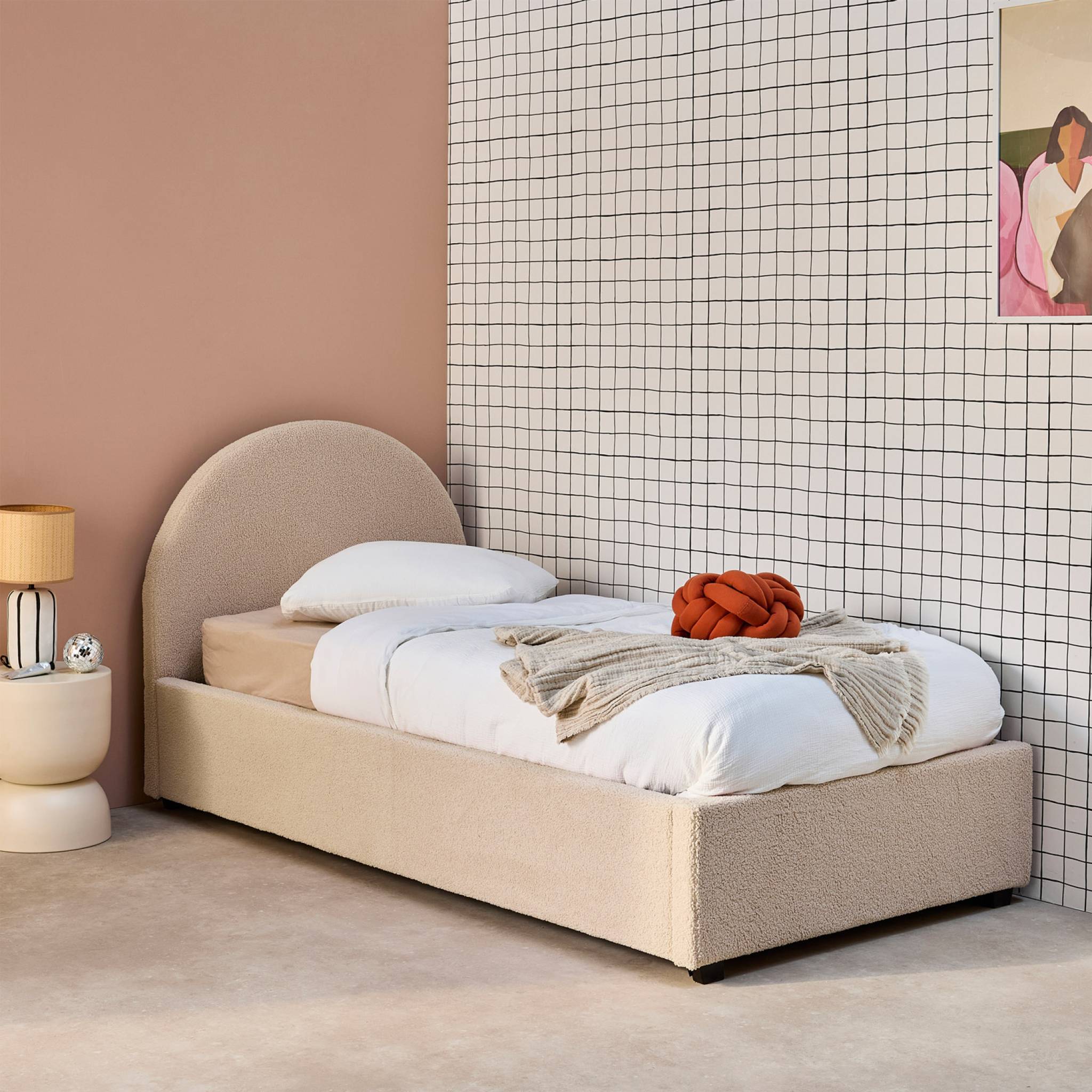 Lit coffre avec sommier à lattes et tête de lit. finition bouclette. nude. L 206 x P 104 x H 102cm