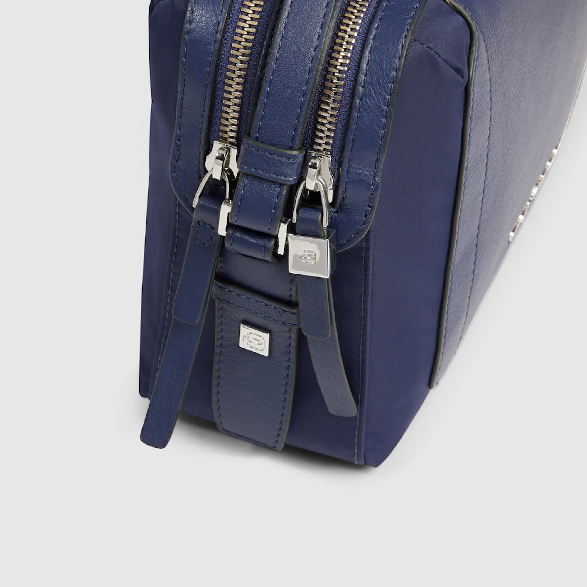 Piquadro Tracolla modello camera case in tessuto riciclato e pelle