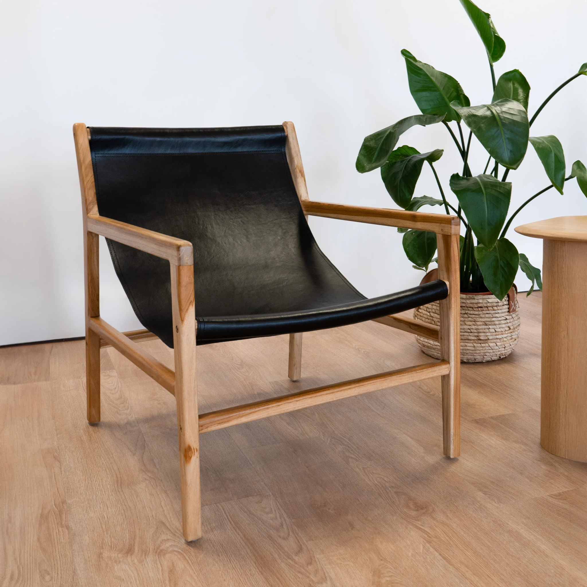 Fauteuil lounge en teck et cuir de vachette noir - Apache