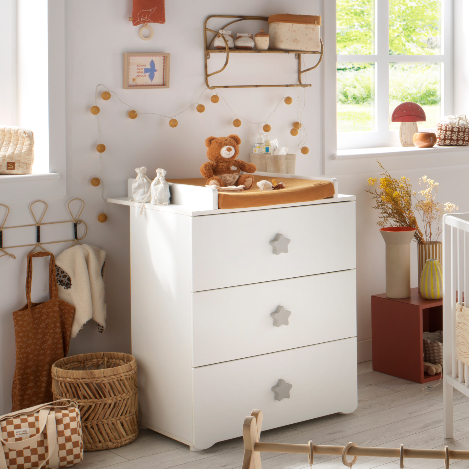 Chambre bébé complète Basic, Lit 120x60 tout barreaux, Commode à langer 3 tiroirs et Armoire 2 portes