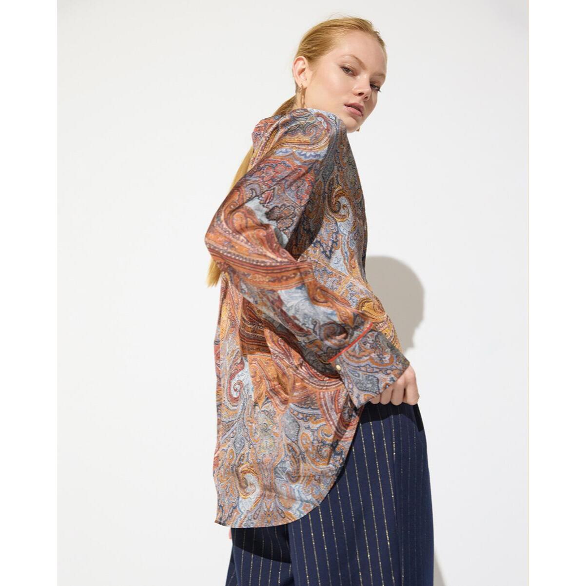 Camicia classica stampata con profili a contrasto