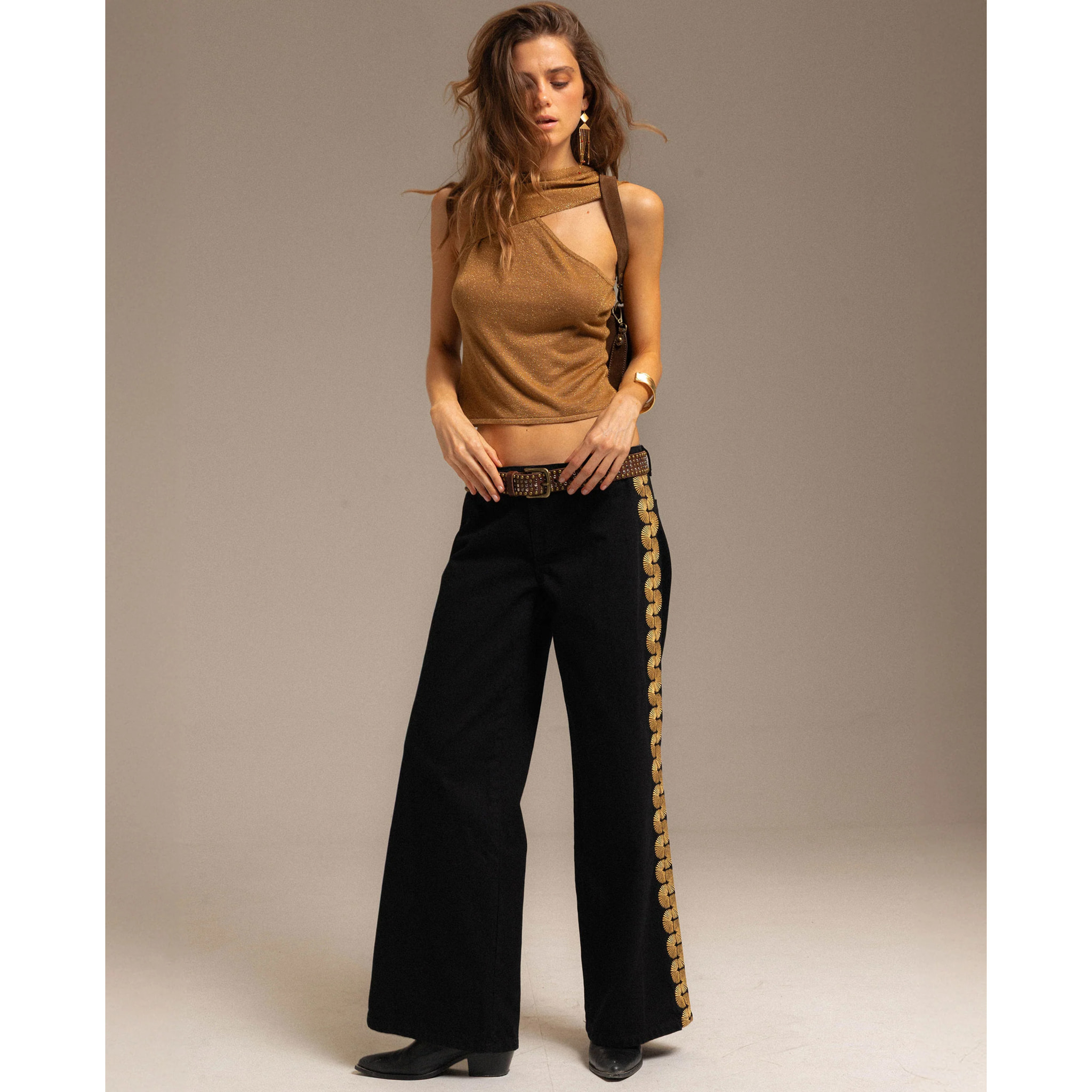 Top de mujer asimétrico con foulard decorativo