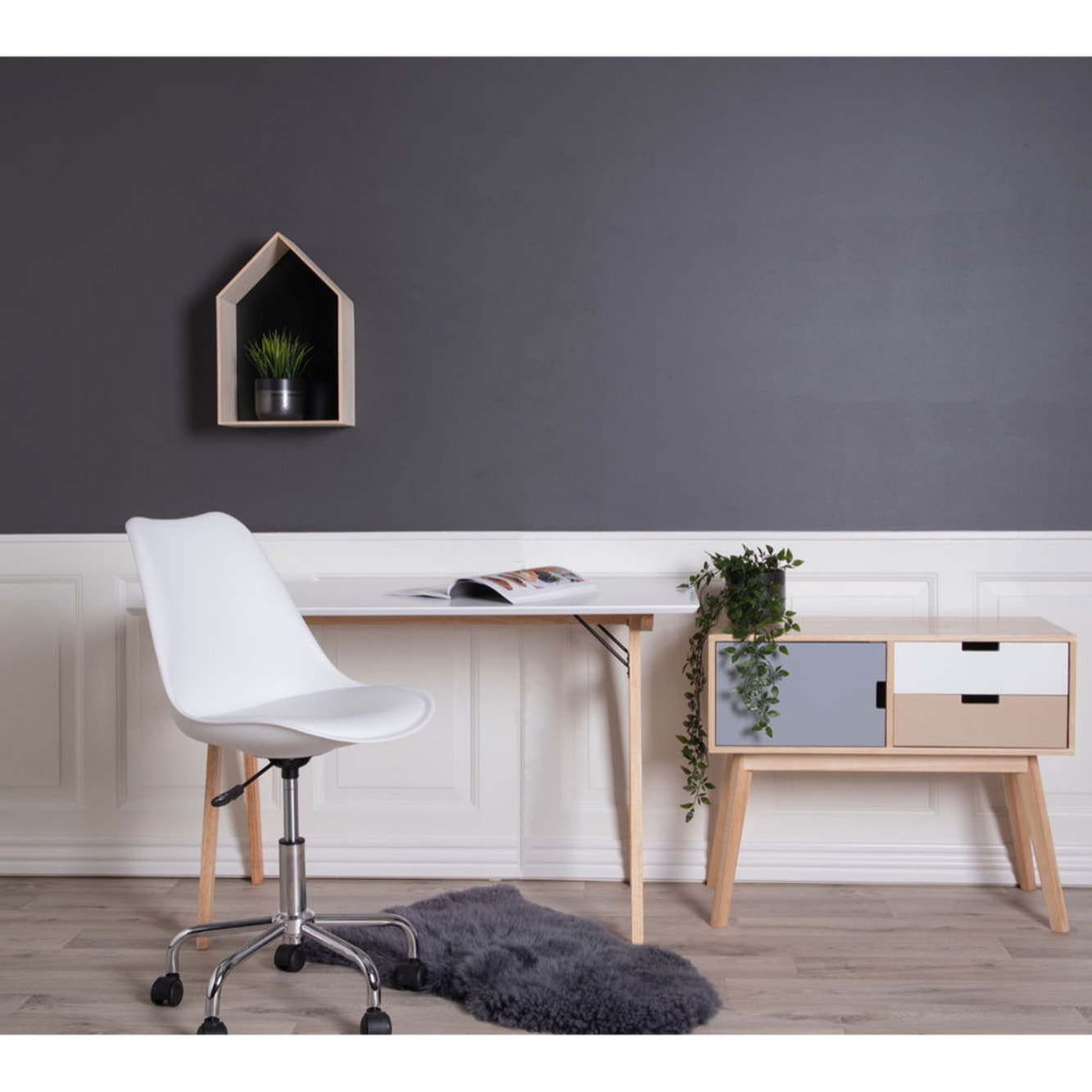 Scrivania Vojens bianca con gambe in legno naturale, 120×60×75 cm