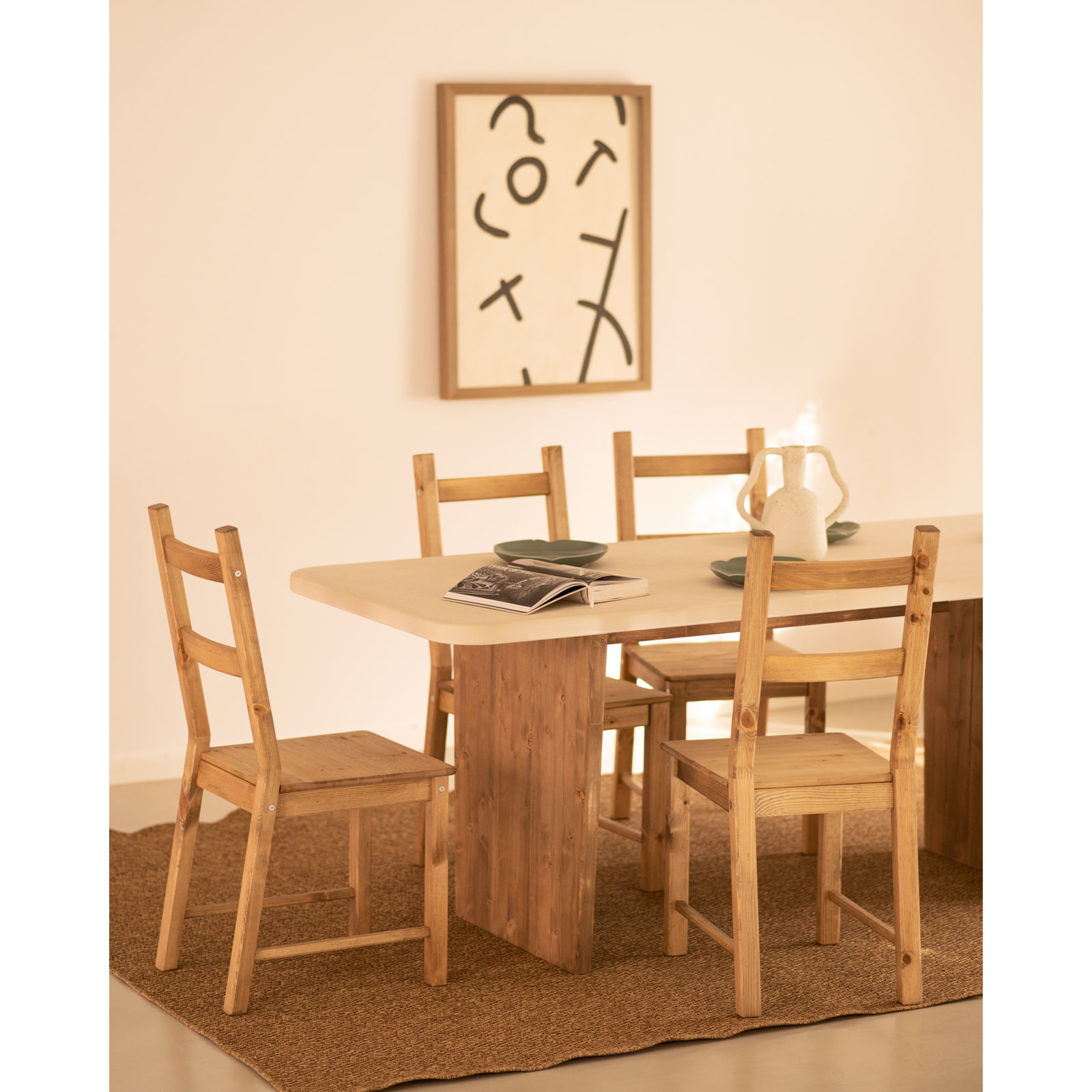 Table de salle à manger en microciment de couleur blanc cassé avec des pieds en bois de chêne foncé en différentes tailles