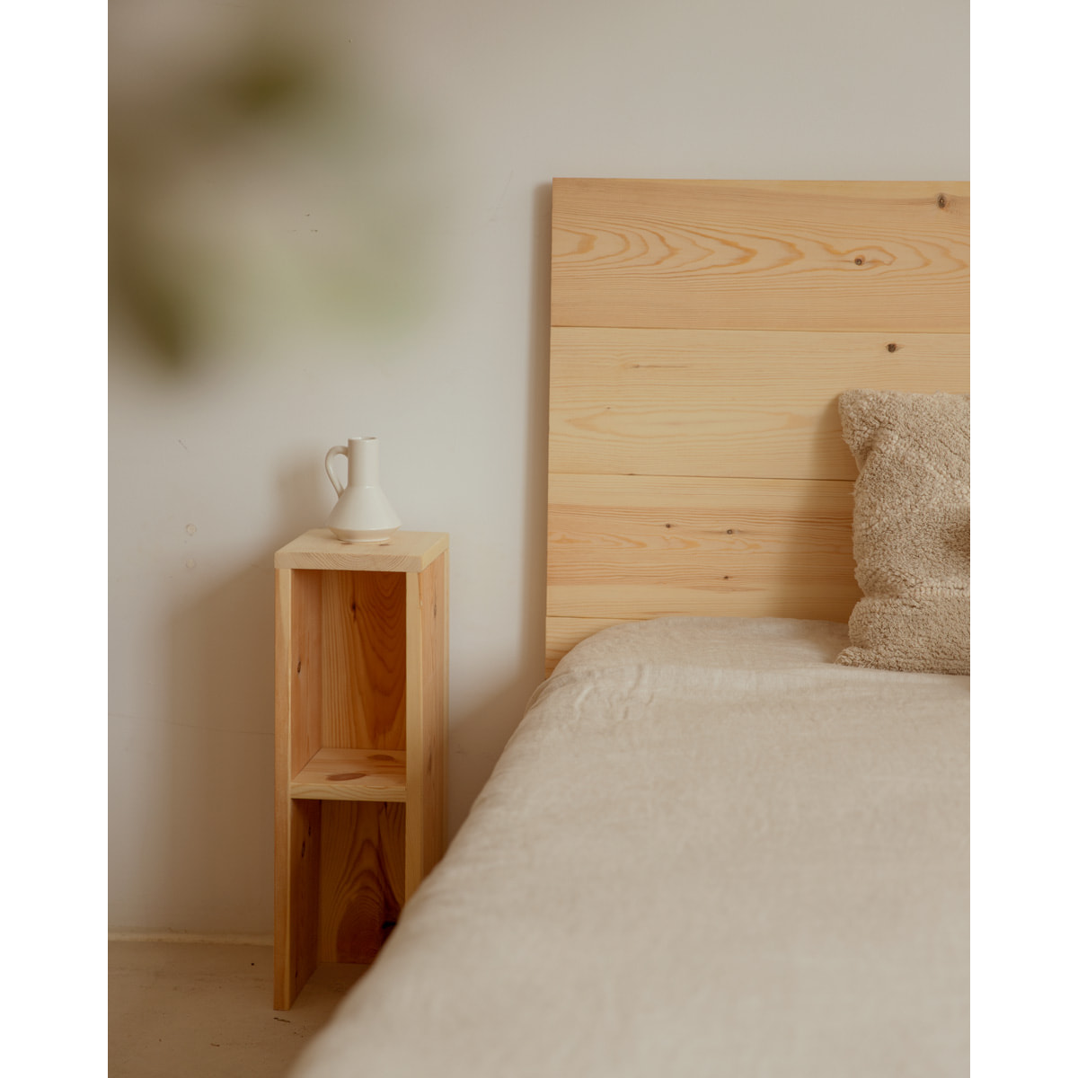 Pack de têtes de lit et de tables de chevet en bois massif ton naturel en différentes tailles