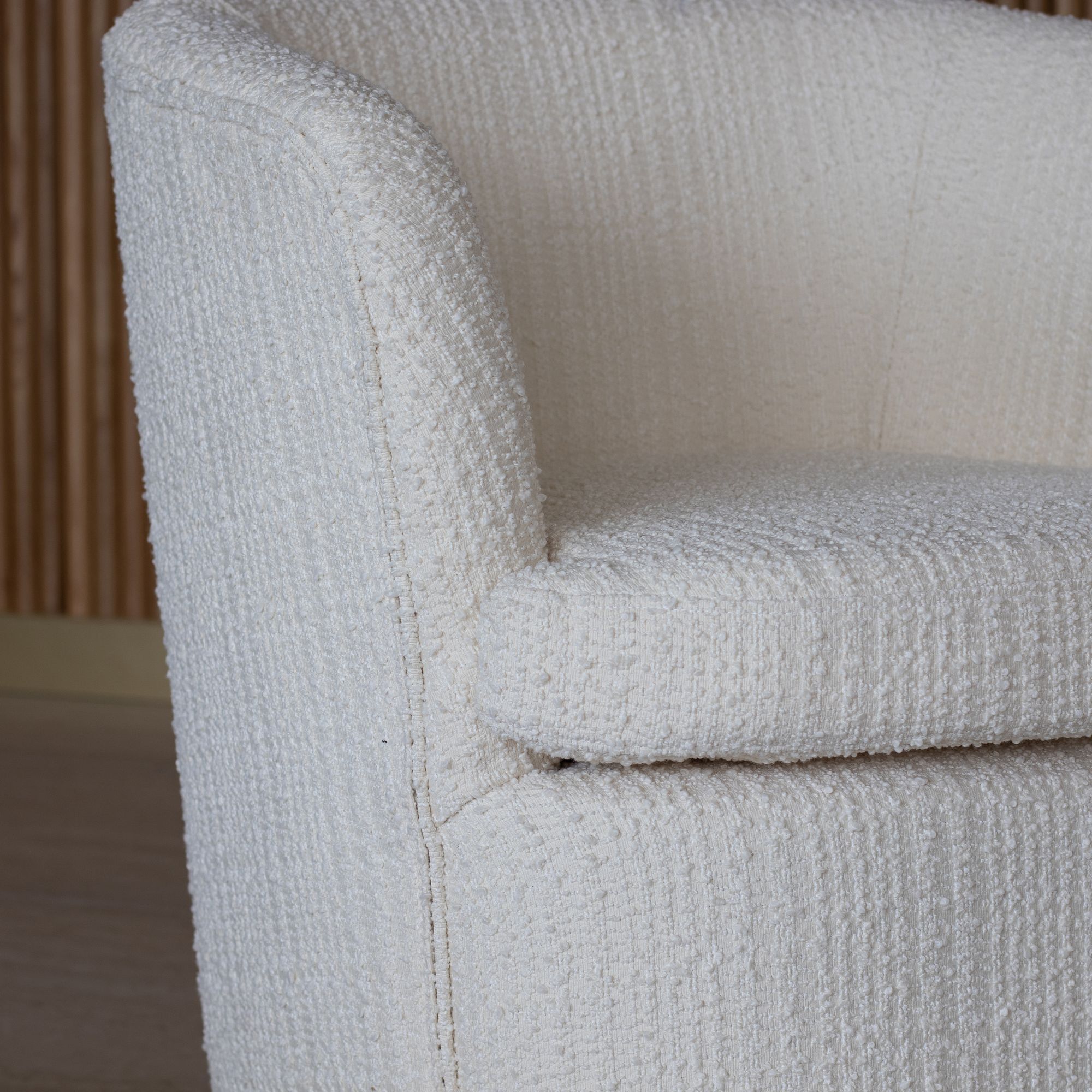 Fauteuil pivotant en bouclette blanche avec coffre de rangement  MALO