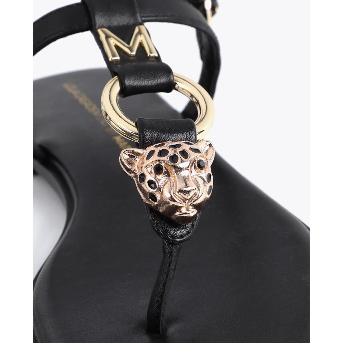 Sandalo con punta piatta e decorazioni metalliche