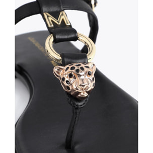 Sandalo con punta piatta e decorazioni metalliche