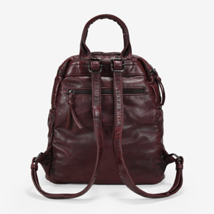 Mochila burdeos con solapa y hebillas