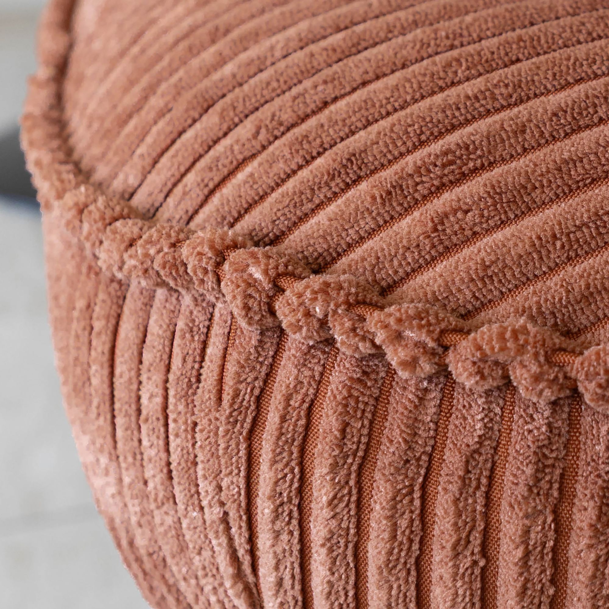 Fauteuil pivotant en velours terracotta et pied en métal noir FUNKY