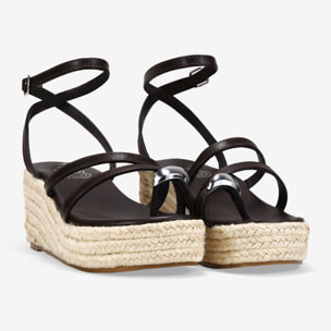 Sandalias de cuña marrones en esparto