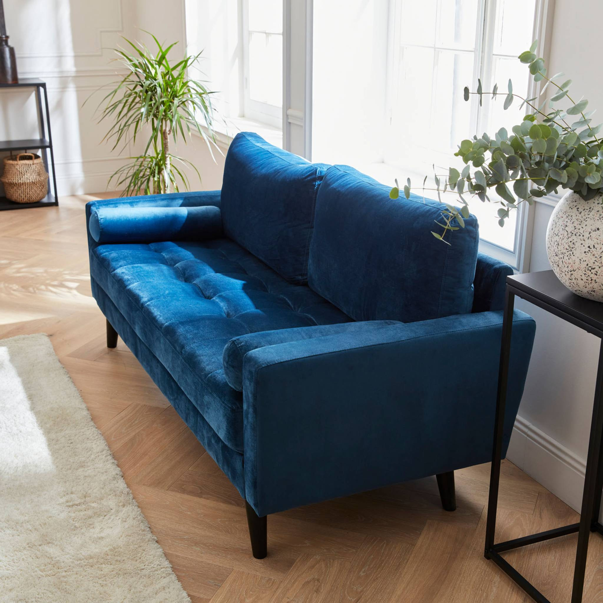 Canapé en velours bleu pétrole. 3 places scandinave fixe. droit. pieds bois noir