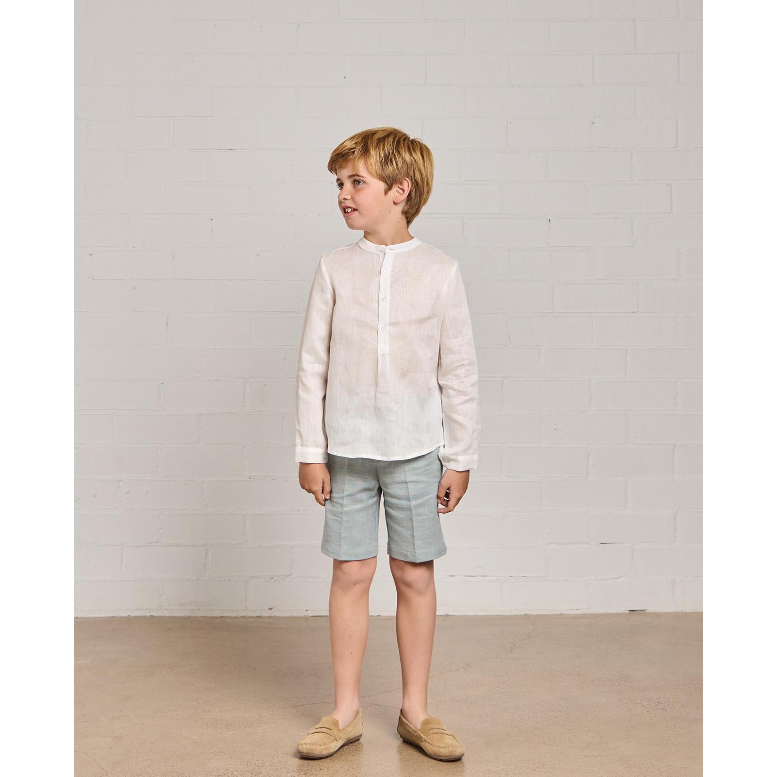 Bermuda de lino agua. Con bolsillos y bragueta.