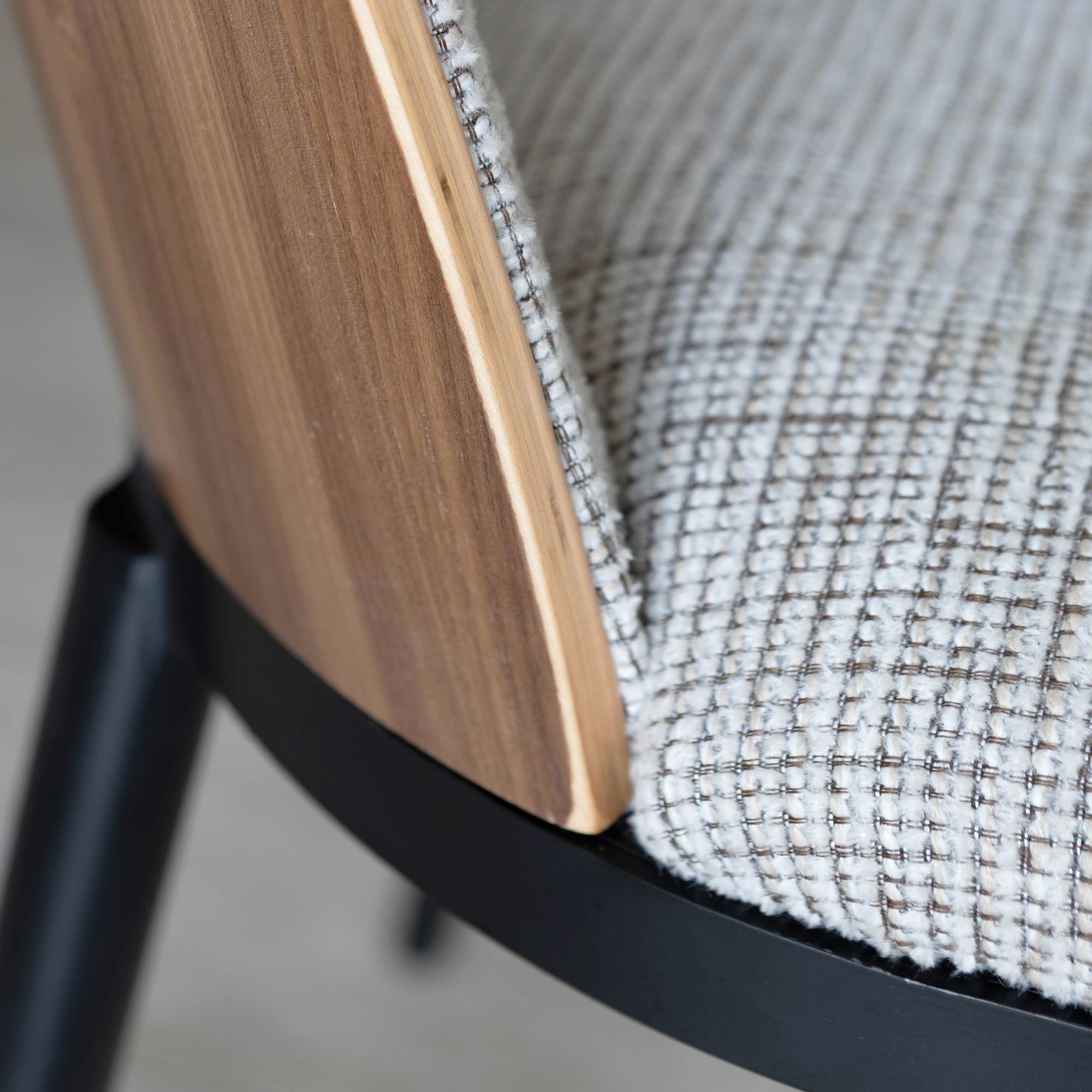 Lot de 2 chaises en tissu beige et dossier en finition noyer MAIA