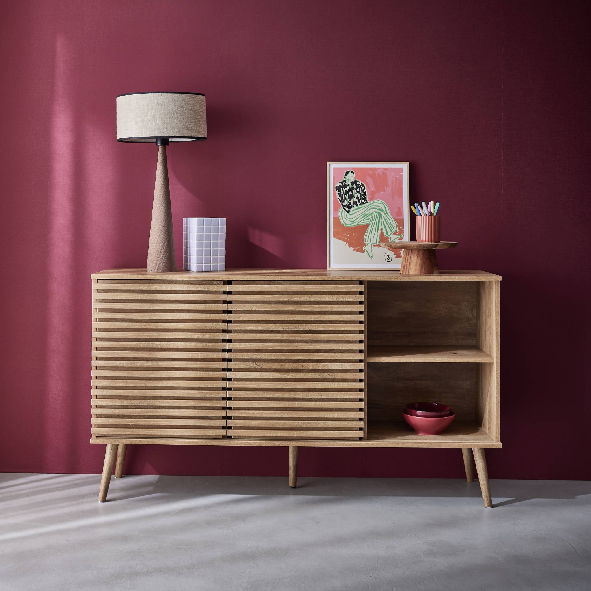 Buffet scandinave décor bois avec 2 portes coulissantes rainurées et 4 étagères. buffet bas. L 140