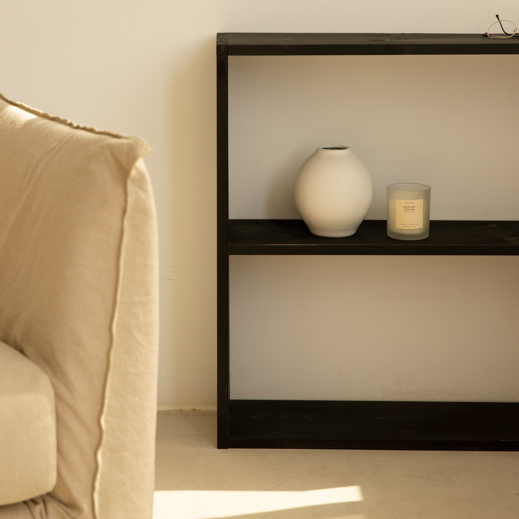 Estantería de madera maciza tono negro con 1 estante Alto: 74 Largo: 80 Ancho: 20