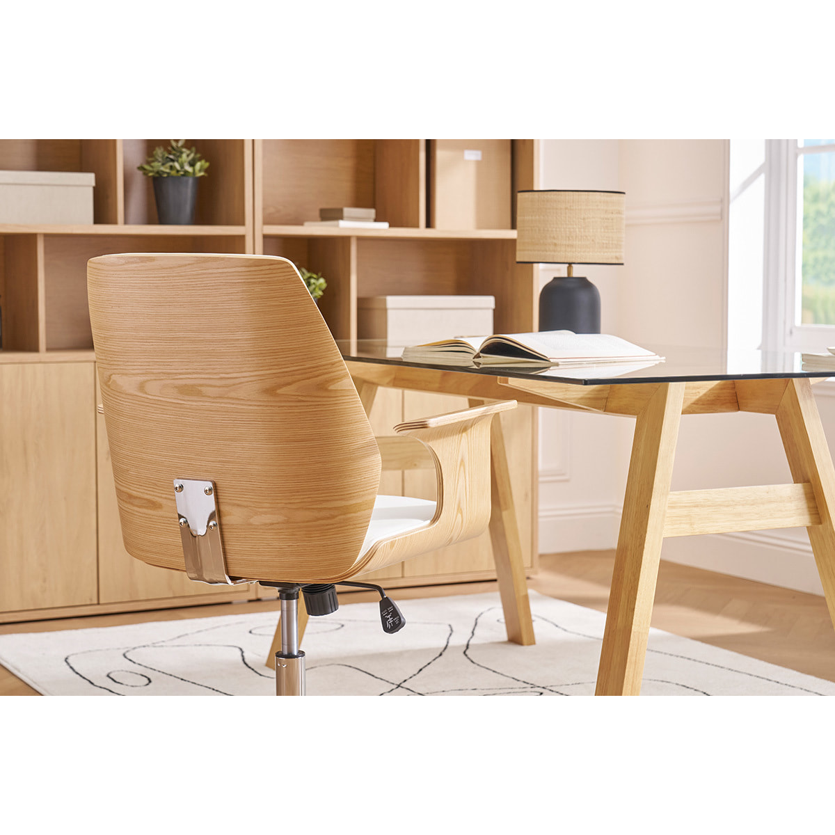 Chaise de bureau à roulettes design blanc, bois clair et acier chromé RUFIN