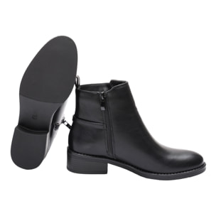 Stivaletti in simil pelle con fibbia dorata