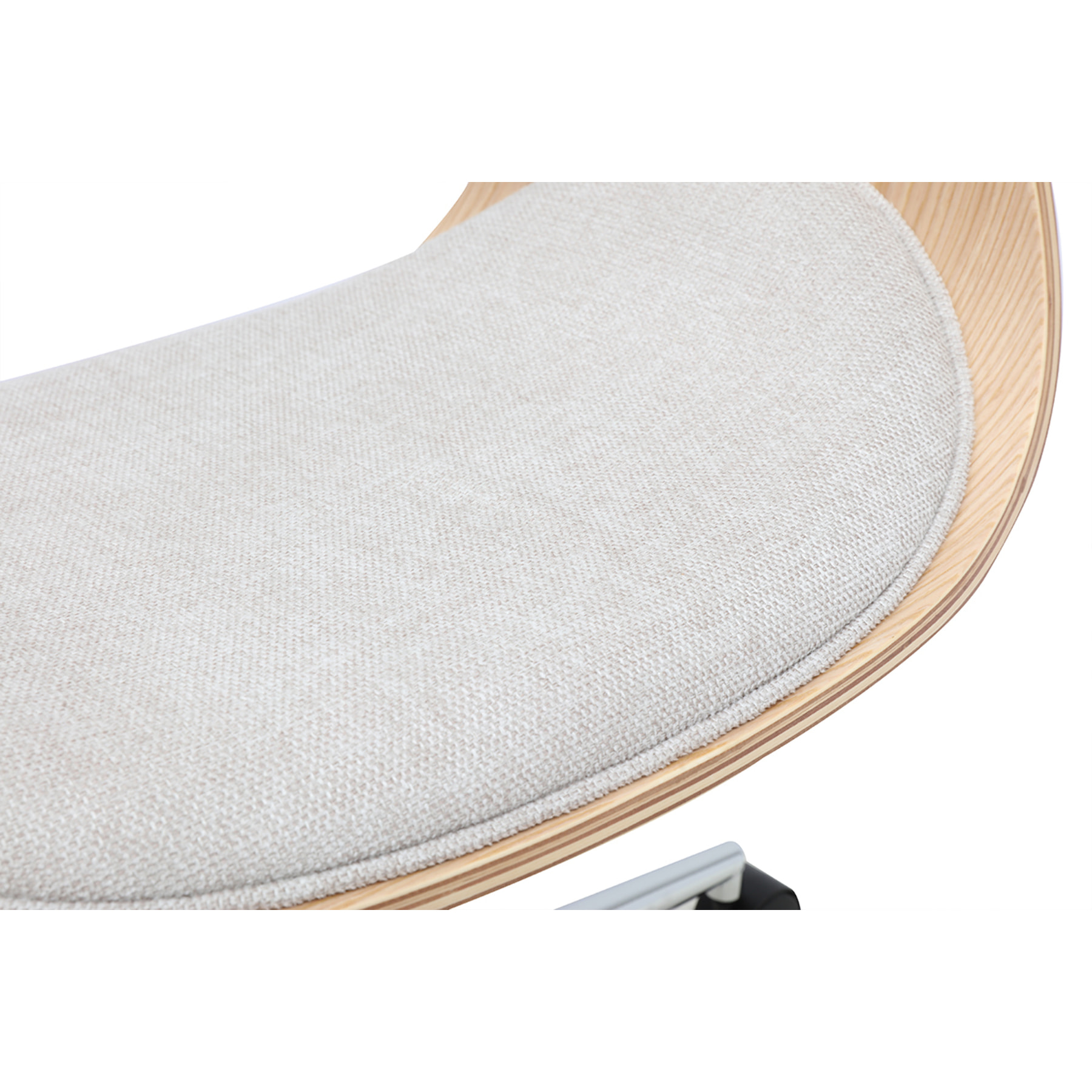 Chaise de bureau à roulettes design en tissu effet velours texturé beige, bois clair et acier chromé BENT