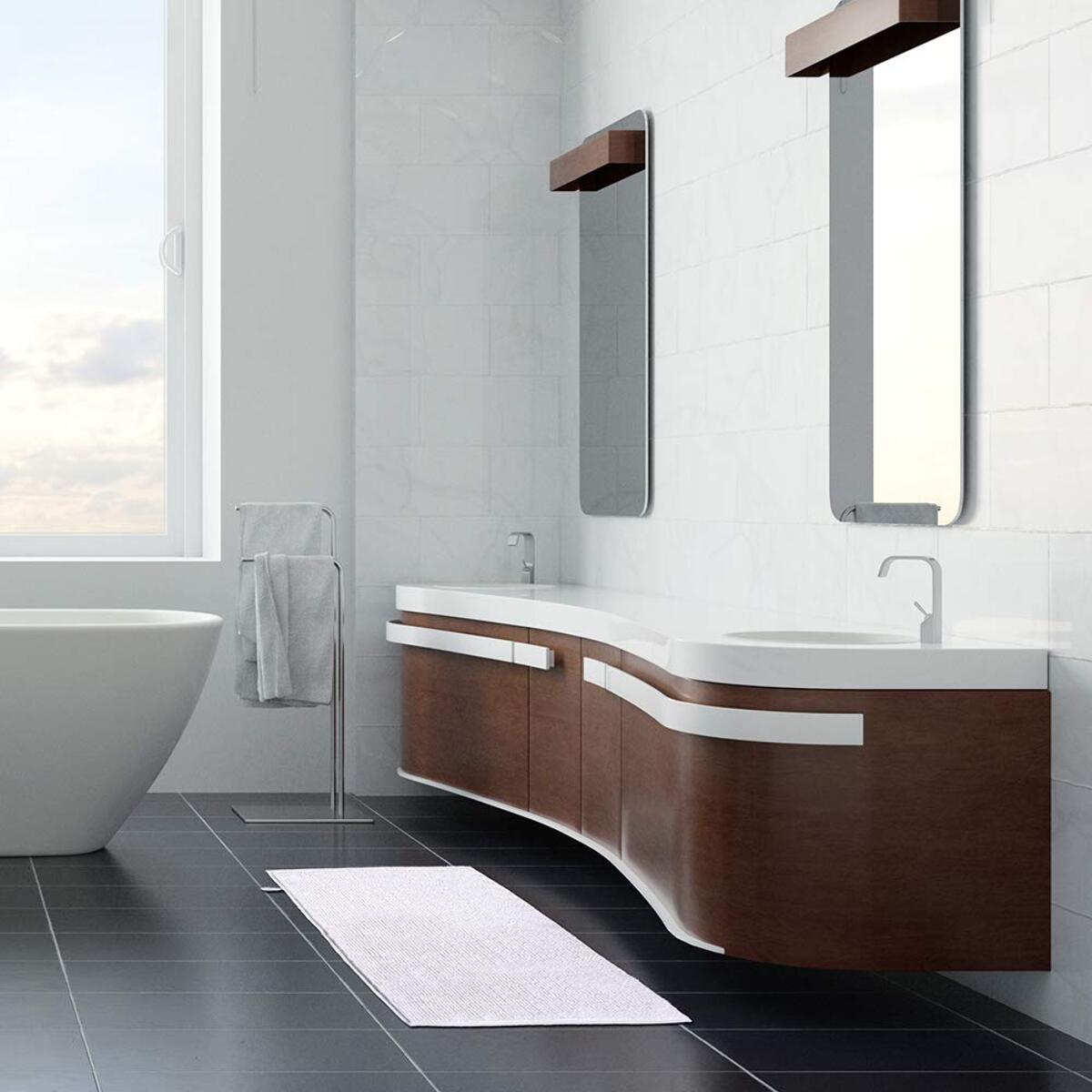 Tappeto bagno antiscivolo in poliestere assorbente e morbido, asciugatura rapida e superficie confortevole, ideale per doccia e vasca, fondo stabile per maggiore sicurezza, pratico e resistente all’uso quotidiano, facile da pulire e mantenere nel tempo