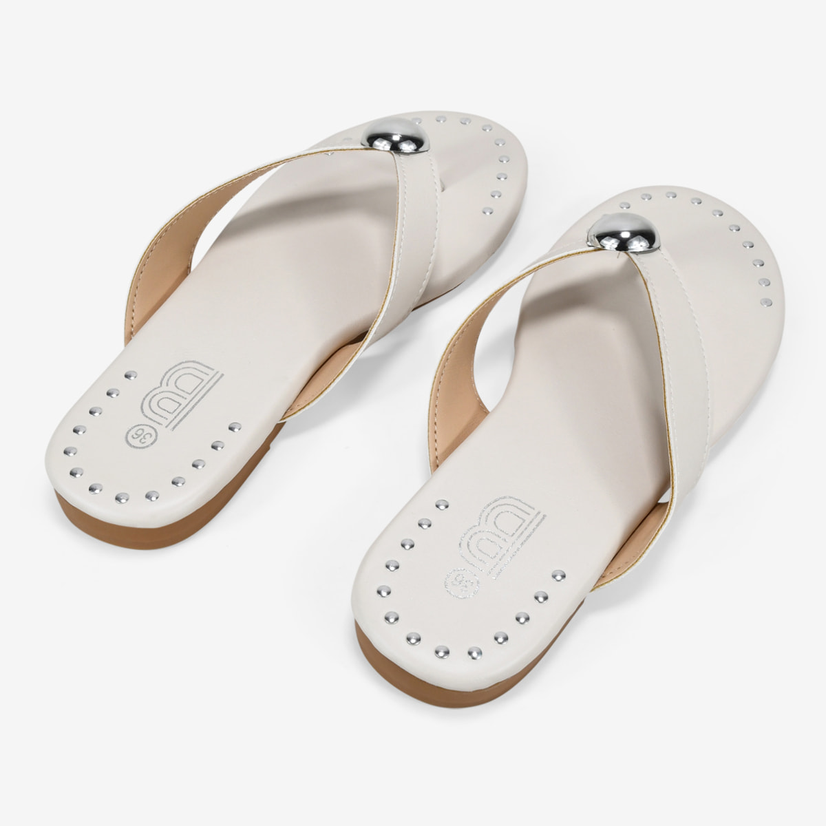 Sandalias de dedo beige planas con metal y tachuelas