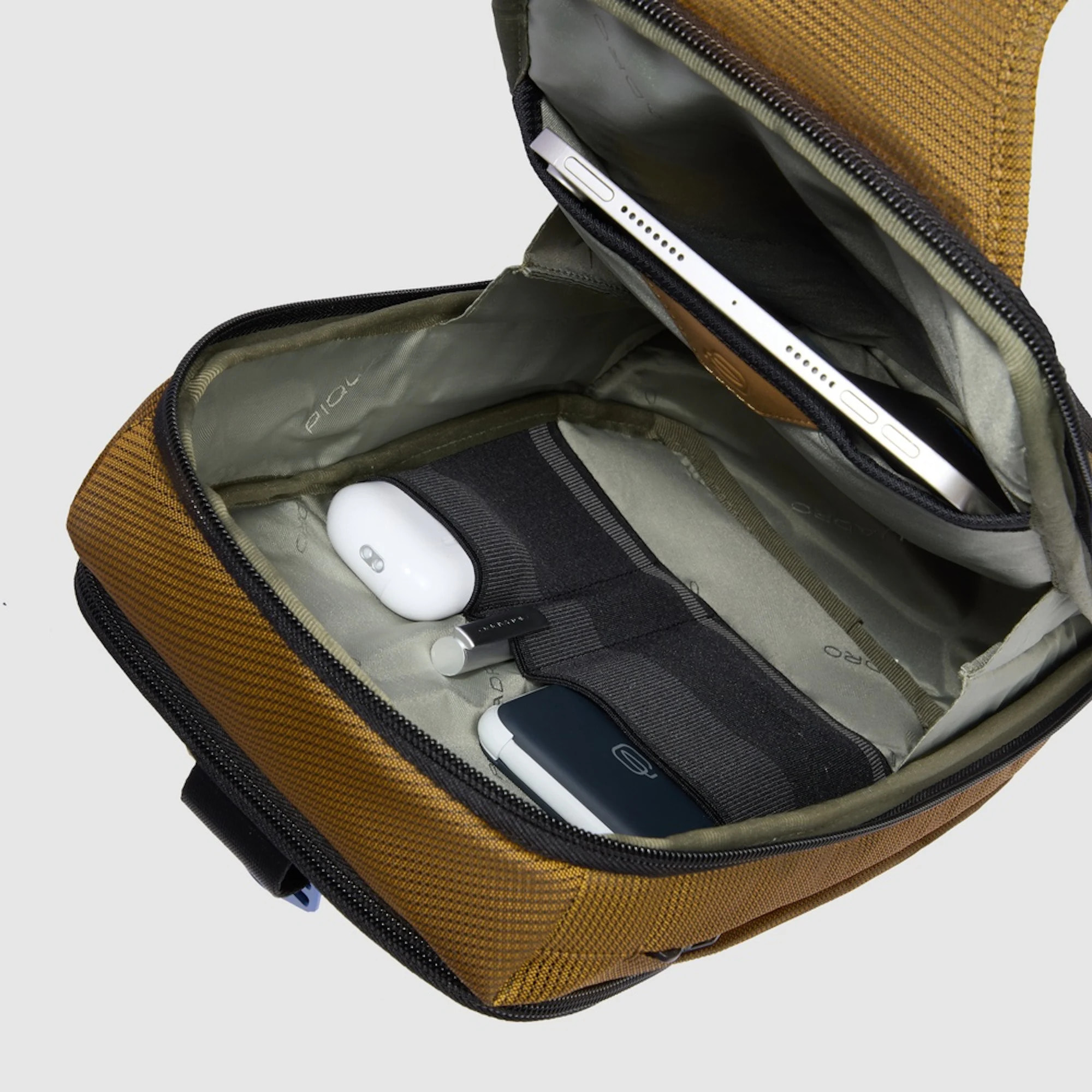 Piquadro Monospalla porta iPad®mini in tessuto riciclato e materiale bio-based con protezione RFID