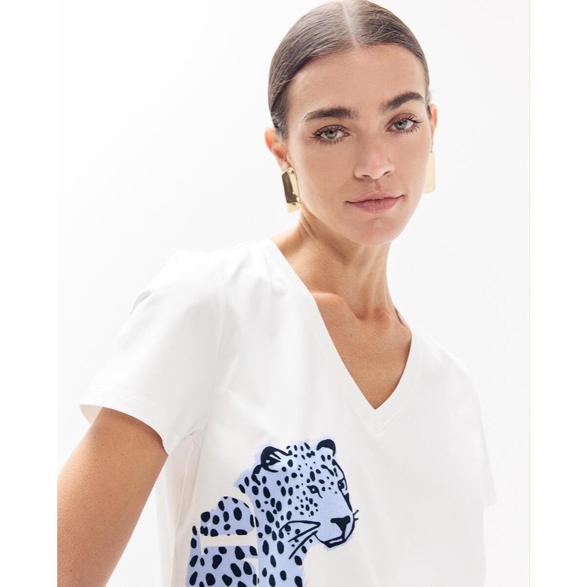 T-shirt con scollo a V, spacchi laterali e grafica laterale: leopardo "be wild"