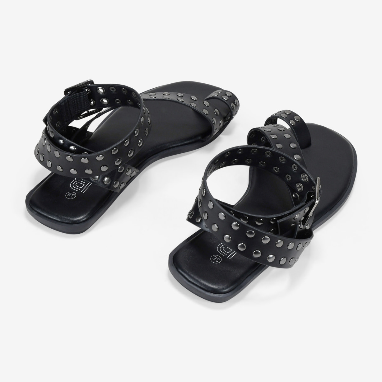 Sandalias planas negras con tachuelas metálicas
