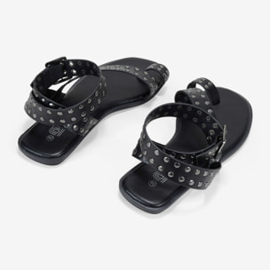 Sandalias planas negras con tachuelas metálicas