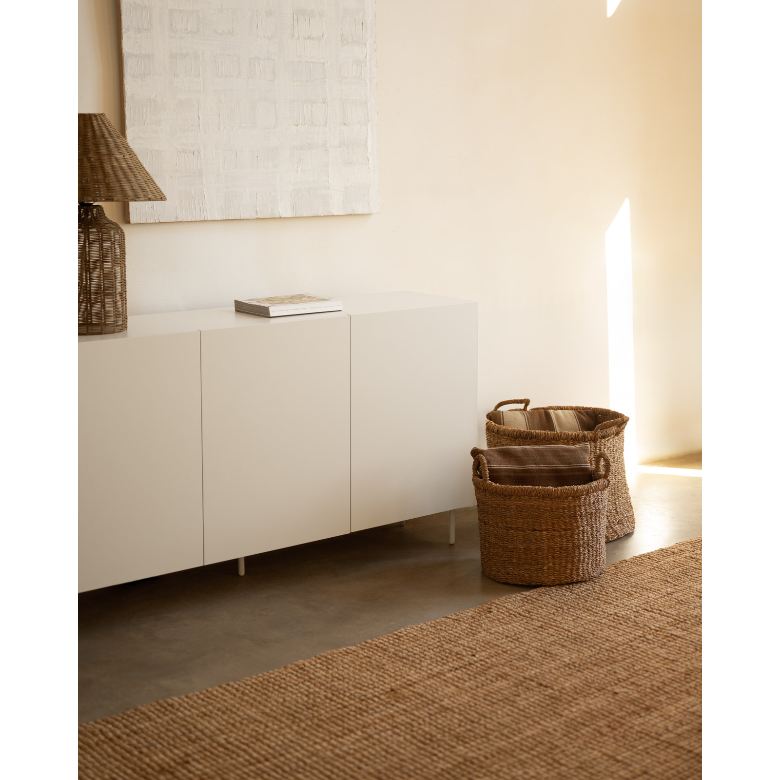 Buffet avec 3 portes laqué en teinte sable de 160x40cm Hauteur: 85 Longueur: 160 Largeur: 40