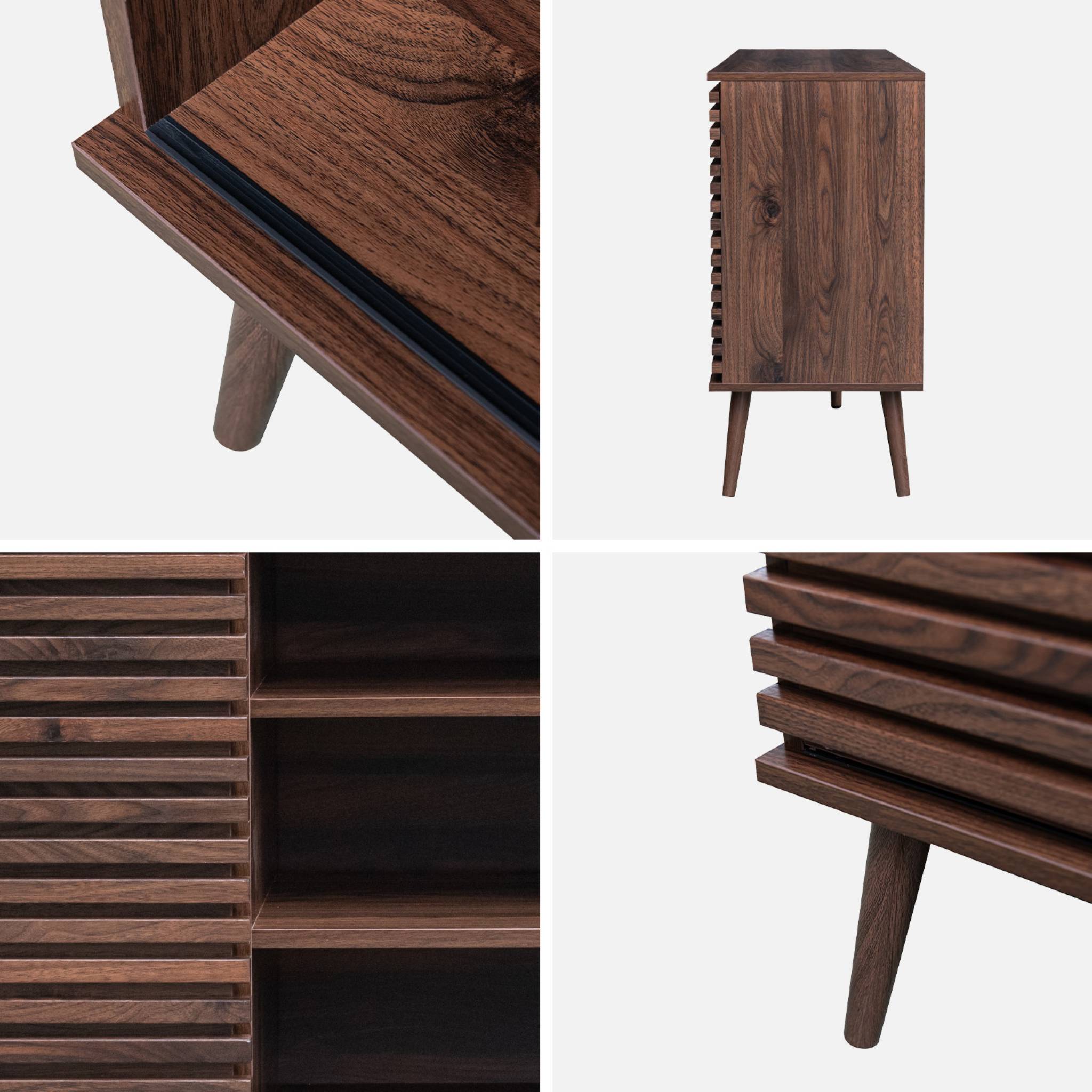 Buffet scandinave décor bois noyer avec 2 portes coulissantes rainurées et 4 étagères. buffet bas. L 140cm