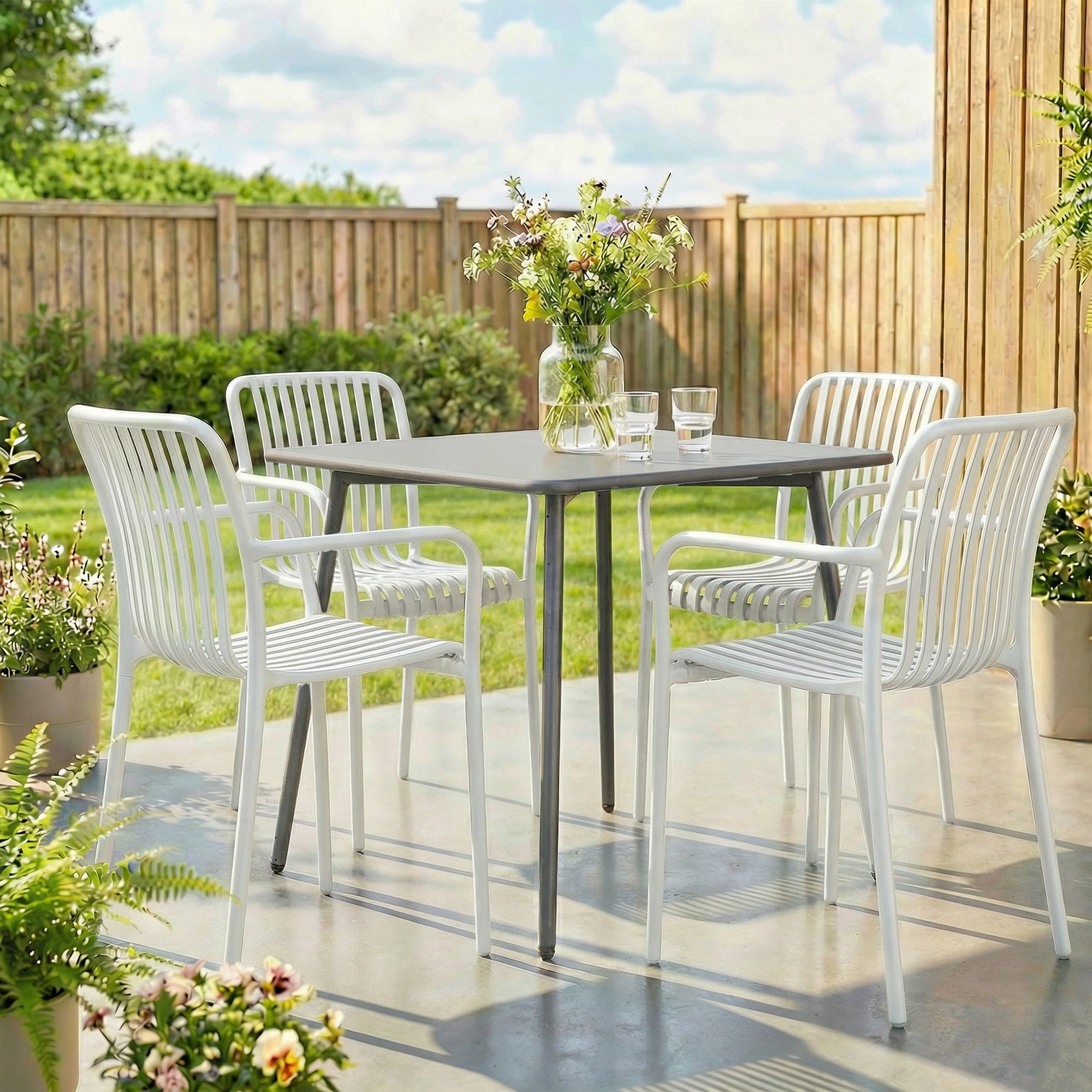 Juego de 4 Sillas de Jardín Exterior Apilables, Sillas Terraza Exterior de PP con Respaldo Curvado, Asiento de Listones, Reposabrazos, 55x58,5x81,5 cm, Blanco