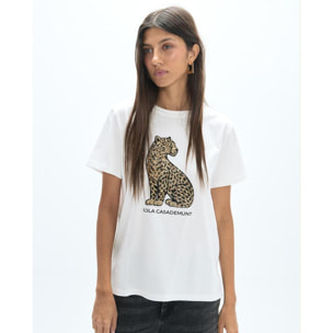 T-shirt girocollo con spacchi laterali e paillettes leopardate posizionate strategicamente
