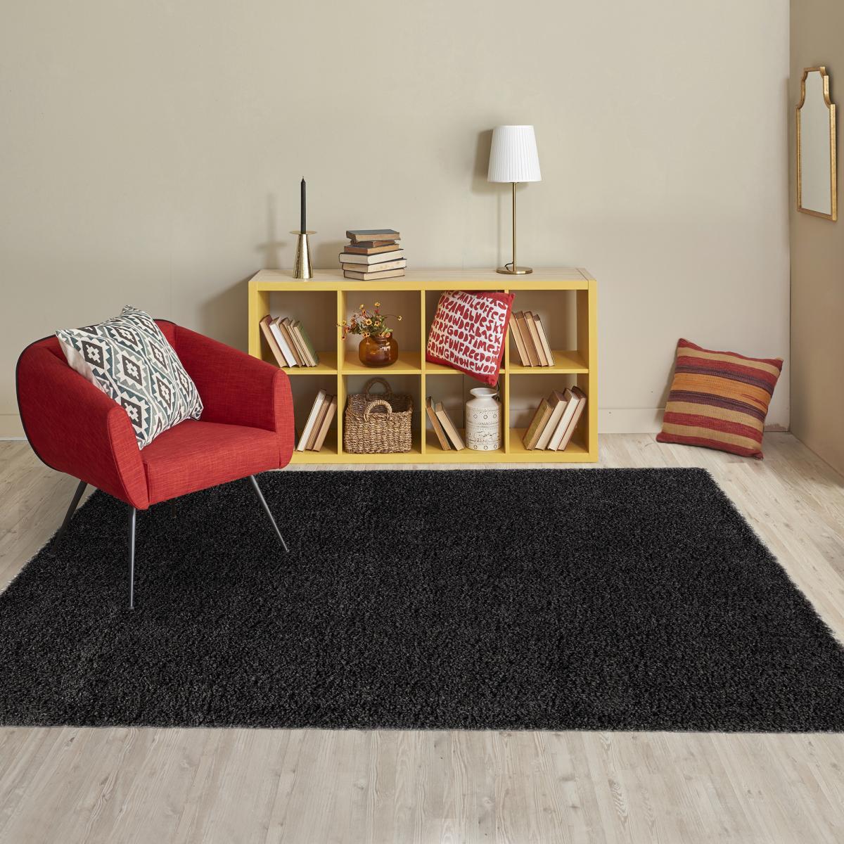Tapis salon HINOU Noir 200x290 en polypropylène doux et soyeux
